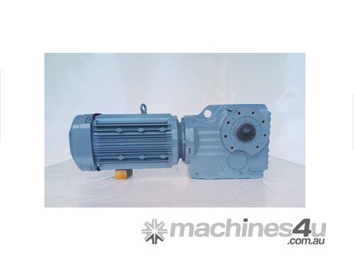 SEW Eurodrive Electric Motor 5.5 kW Reduction Gearbox  Model: DRE132M4 Output RPM : 81  Ratio : 17.