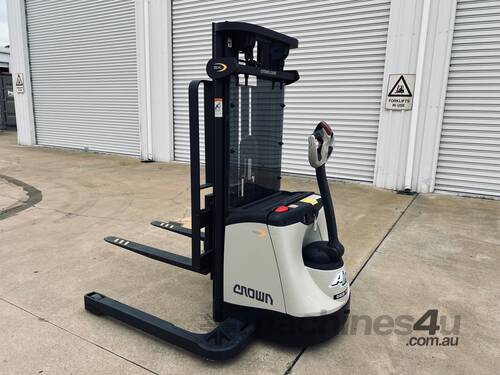 Crown 1.5t Walkie Stacker SX3030 - 4.2m Triplex * 418 Hours * New 300Amp Battery & Drive Wheel