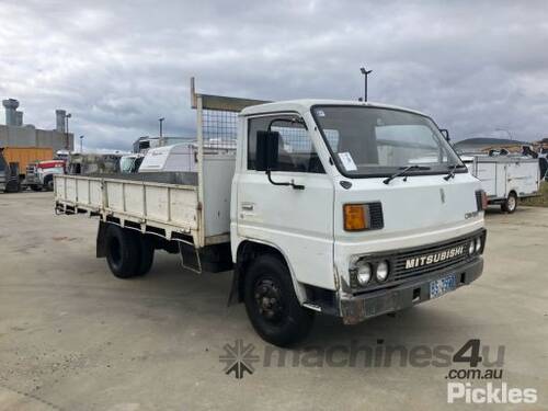 1984 Mitsubishi Canter FE211 Table Top (Day Cab)