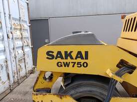 Sakai GW750 Pneumatic Roller - picture2' - Click to enlarge