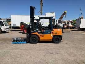 2011 Toyota 02-7FG35 2 Stage Forklift - picture2' - Click to enlarge
