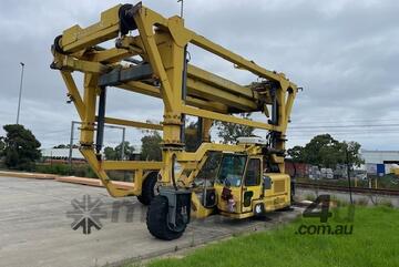 Combilift   STRADDLE CARRIER