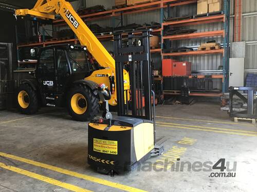 BOA 0.9T Pedestrian Legless Stacker