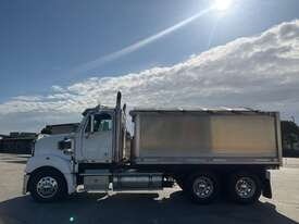 2013 Freightliner FLX Coronado Tipper - picture2' - Click to enlarge