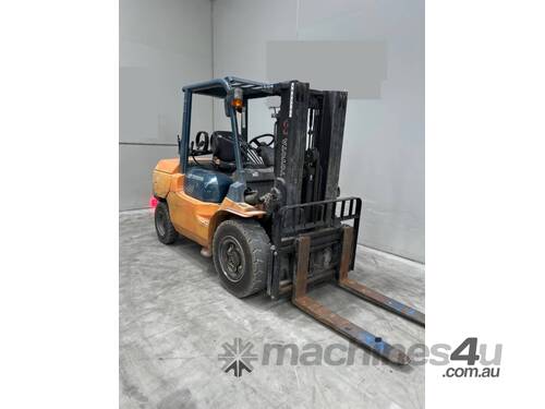 caption Toyota Forklift 4T Container Mast (Unit#:U886)