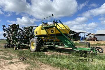 John Deere   1835 Air Hoe Drill