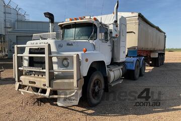 Mack   Value-Liner Truck