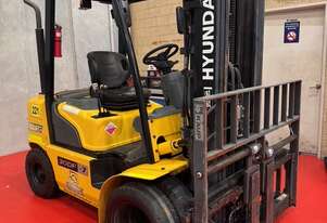 Hyundai 30DF-7 Diesel Forklift 3T / Dual Front Wheels / Power Shift / Side Shift / Container Mast