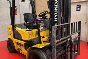 Hyundai 30DF-7 Diesel Forklift 3T / Dual Front Wheels / Power Shift / Side Shift / Container Mast