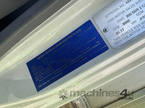 2017 Hino 917   4x2 Pantech