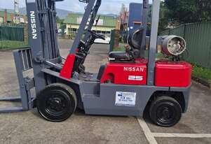 Wollongong Forklift: 1999 Nissan 2.5T LPG, 3-Stage Container Mast, 4.3m Lift!