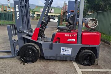 Wollongong Forklift: 1999 Nissan 2.5T LPG, 3-Stage Container Mast, 4.3m Lift!