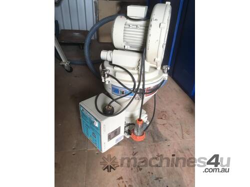 2004 AUTO LOADER INJECTION MOULD GRANULATOR TYPE BLE-6