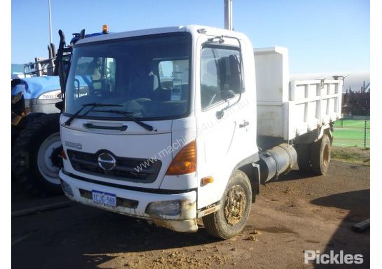 caption 2006 Hino FC4J