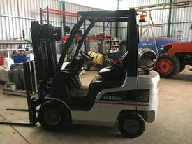 Nissan 1.8T FORKLIFT gas/petrol sideshift 380hrs made in JAPAN  - picture0' - Click to enlarge