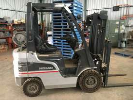 Nissan 1.8T FORKLIFT gas/petrol sideshift 380hrs made in JAPAN  - picture0' - Click to enlarge