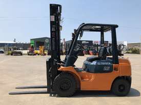 Toyota 7 Series 2.5 Tonne Forklift  - picture2' - Click to enlarge