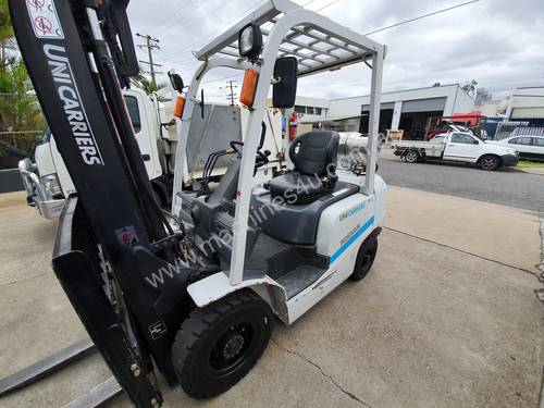 Nissan 2.5t container entry forklift, low hours. like new