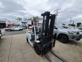 Nissan 2.5t container entry forklift, low hours. like new - picture1' - Click to enlarge