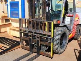 Manitou MH25-4 Buggie 2500kg Diesel 4×4 Forklift with 3700mm Three Stage Container Mast - picture0' - Click to enlarge