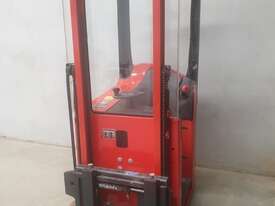 Linde Stand In Reach Truck - 1 Tonne - picture2' - Click to enlarge