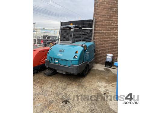 Tennant s30 Ride on sweeper