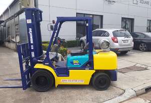 ACTIVE FORKLIFTS - Komatsu 3 Ton Forklift 2007 Model 1500mm wide carriage fork positioner
