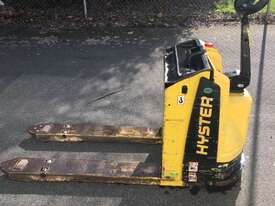 Hyster P2.0 Battery Pallet Truck - picture0' - Click to enlarge