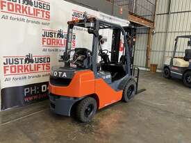 TOYOTA 8FG25 DELUXE S/N 64586 2.5 TON 2500 KG CAPACITY LPG GAS FORKLIFT 4700 MM 3 STAGE DELUXE CONTA - picture1' - Click to enlarge