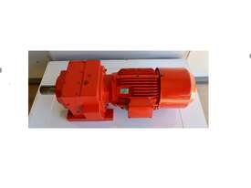 Flender 9.2 kW 64 RPM Electric Motor Reduction Gearbox Drive 0709694/2 288-G132M4/2U-L150G - picture0' - Click to enlarge