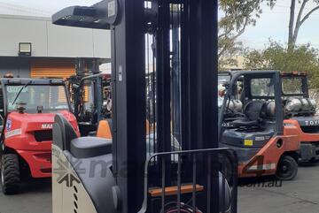 ACTIVE FORKLIFTS - Crown single deep high reach 10160mm lift height 1.5 ton capacity ACTIVE FORKLIFTS - Crown single deep high reach 10160mm lift height 1.5 ton capacity