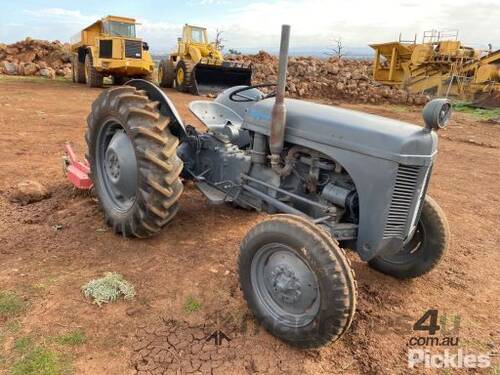 Massey Ferguson TE-A20 Tractor