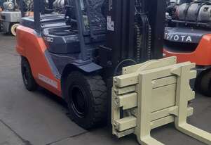 ACTIVE FORKLIFTS - 2015 Toyota 5 ton diesel container entry forklift for sale-side shift rotating cl