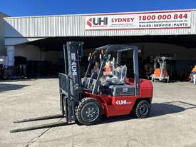 UHI E35D Lithium Forklift with 3-Stage 4.5m Lifting Height & 76.8V/280Ah Rated Battery Capacity - picture0' - Click to enlarge