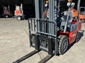 UHI E35D Lithium Forklift with 3-Stage 4.5m Lifting Height & 76.8V/280Ah Rated Battery Capacity - picture0' - Click to enlarge