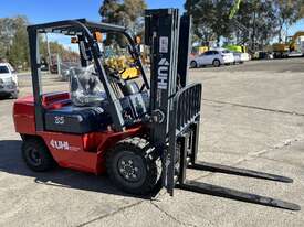 UHI E35D Lithium Forklift with 3-Stage 4.5m Lifting Height & 76.8V/280Ah Rated Battery Capacity - picture1' - Click to enlarge