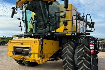 New Holland CR7090 Combine - FOR AUCTION!