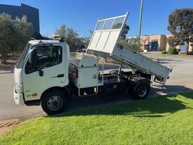 Truck Tipper Hino 300 4.2 Tonne 2016 Auto 3100mm tray 131581km Ex-Council SN1593 1IEN944 - picture1' - Click to enlarge