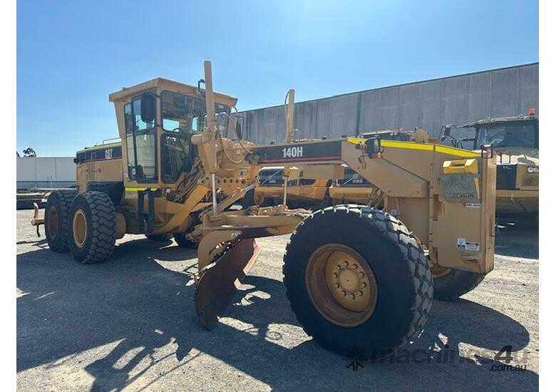 caption 2005 Caterpillar 140H Motor Grader