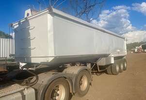 MAXITRANS tri axle chassis tipping trailer