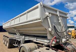 Baileys body tri axle split bin side tipper