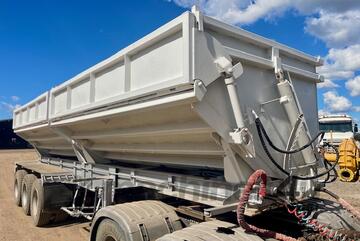 Baileys body tri axle split bin side tipper