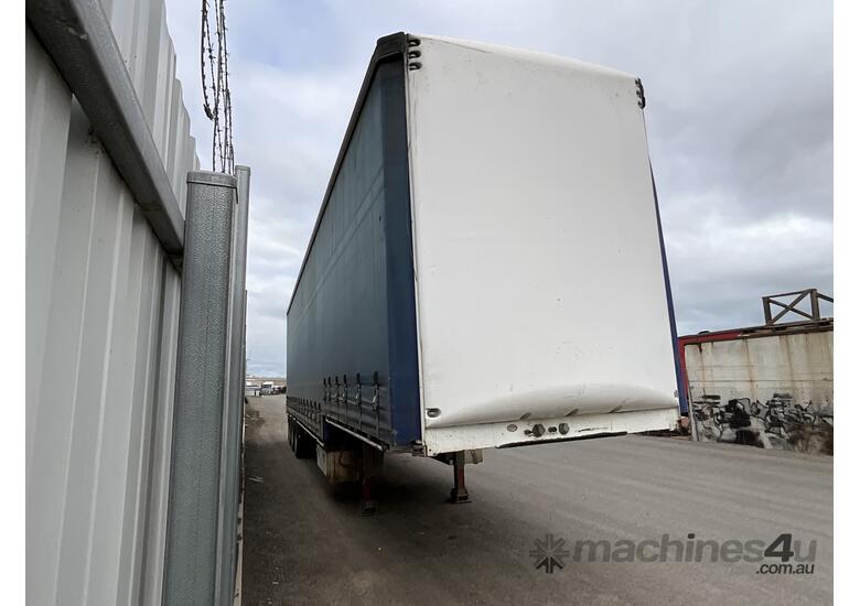 caption Financier's 2006 Maxitrans ST3 Tri-Axle