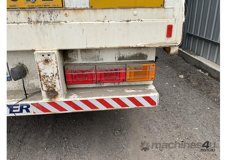 caption Financier's 2006 Maxitrans ST3 Tri-Axle