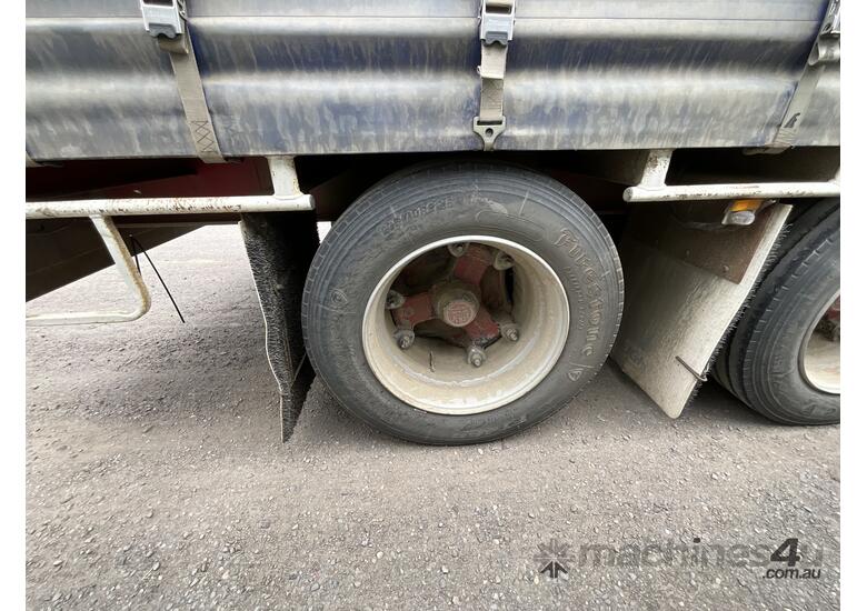 caption Financier's 2006 Maxitrans ST3 Tri-Axle