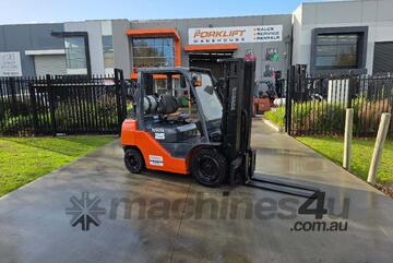 Toyota Forklift 2.5T Container Mast Low Hours(Unit#:AU354)