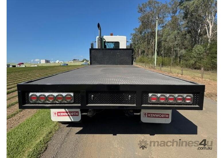 2006 Kenworth T350 day cab, 8x4, Cummins ISM 410hp, 232k kms, auto