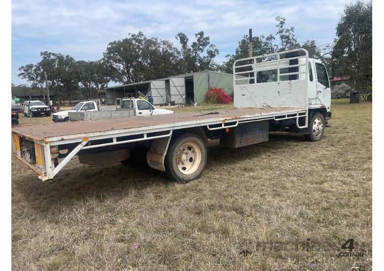 Mitsubishi Tray back truck with Stock Crate Mod FK 618L SERIES, 2001 ,in good condition