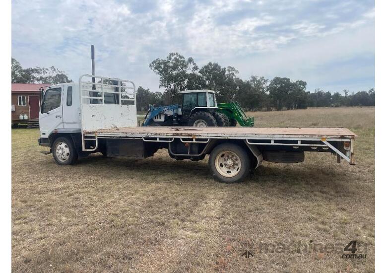 Mitsubishi Tray back truck with Stock Crate Mod FK 618L SERIES, 2001 ,in good condition