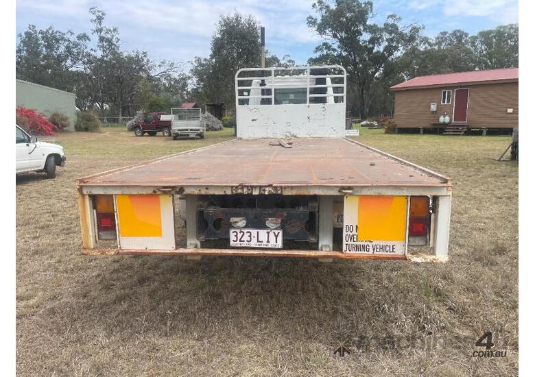 Mitsubishi Tray back truck with Stock Crate Mod FK 618L SERIES, 2001 ,in good condition